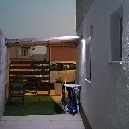 Apartman Lidija Dinjiška Extérieur photo