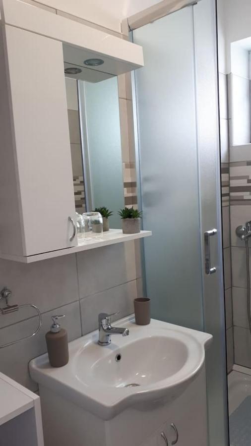 Apartman Lidija Dinjiška Extérieur photo