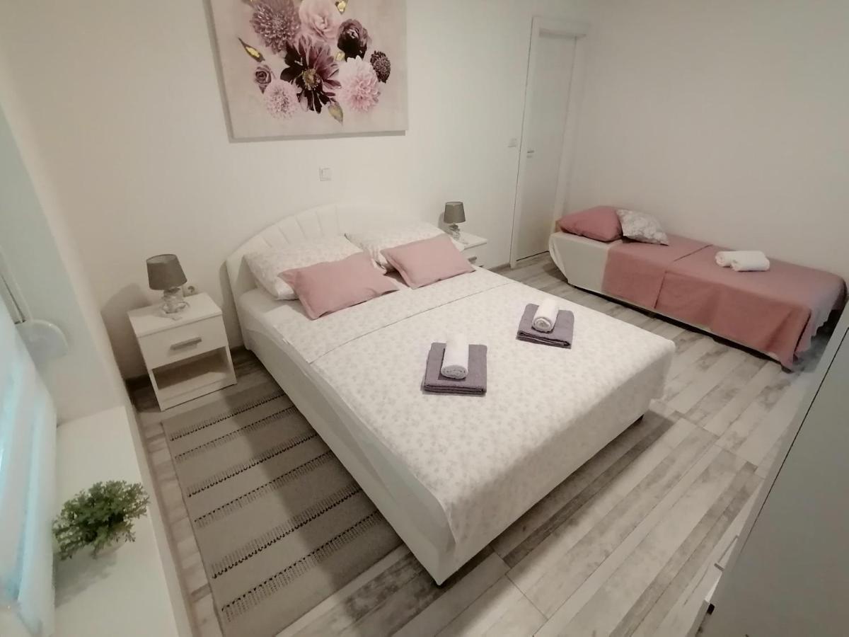 Apartman Lidija Dinjiška Extérieur photo