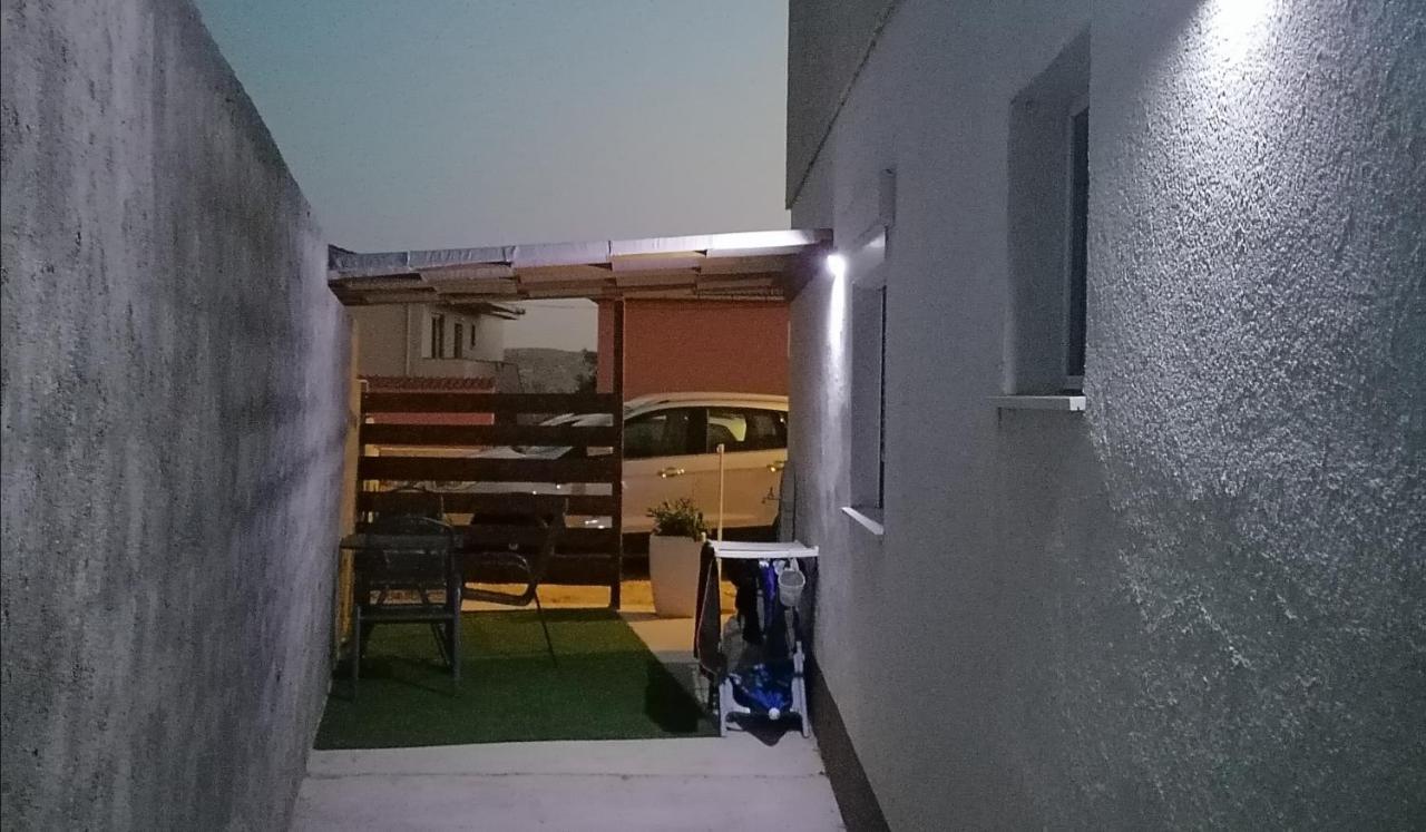 Apartman Lidija Dinjiška Extérieur photo